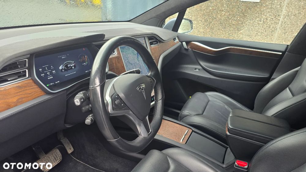 Tesla Model X - 8