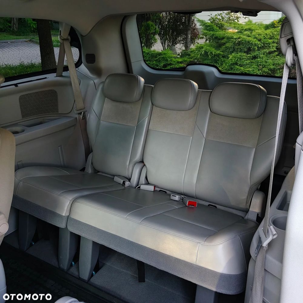 Chrysler Town & Country - 6