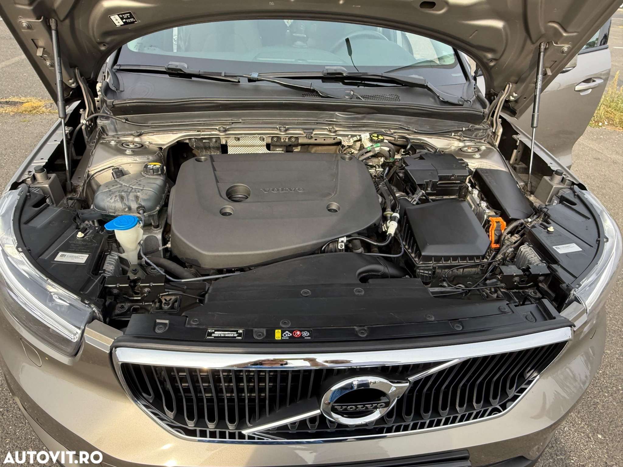Volvo XC 40 B4 AT8 AWD Mild Hybrid Momentum Pro - 15