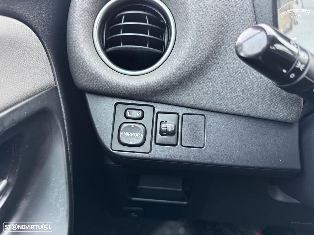 Toyota Yaris 1.5 HSD Comfort+Navi - 28