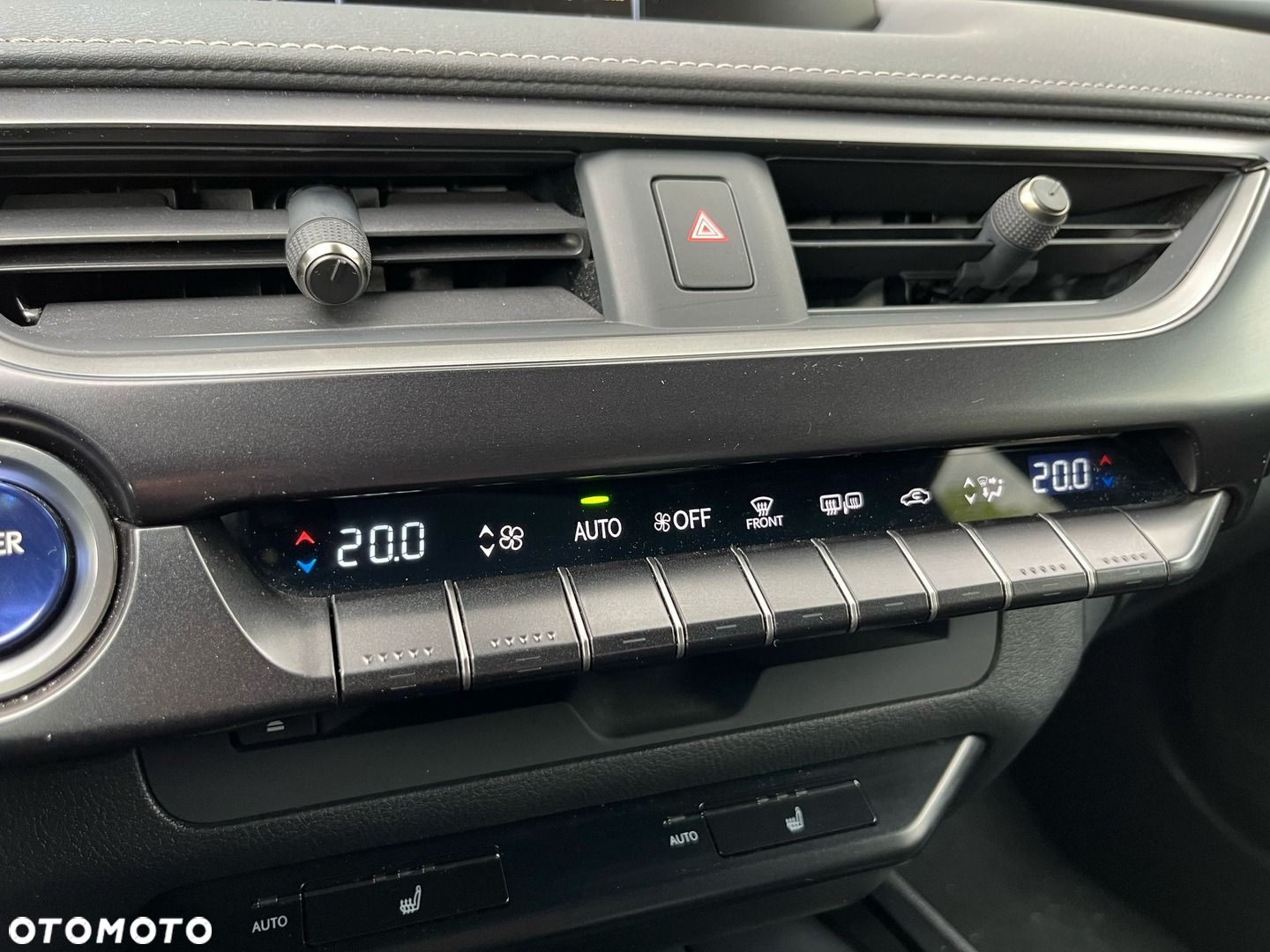 Lexus UX - 25