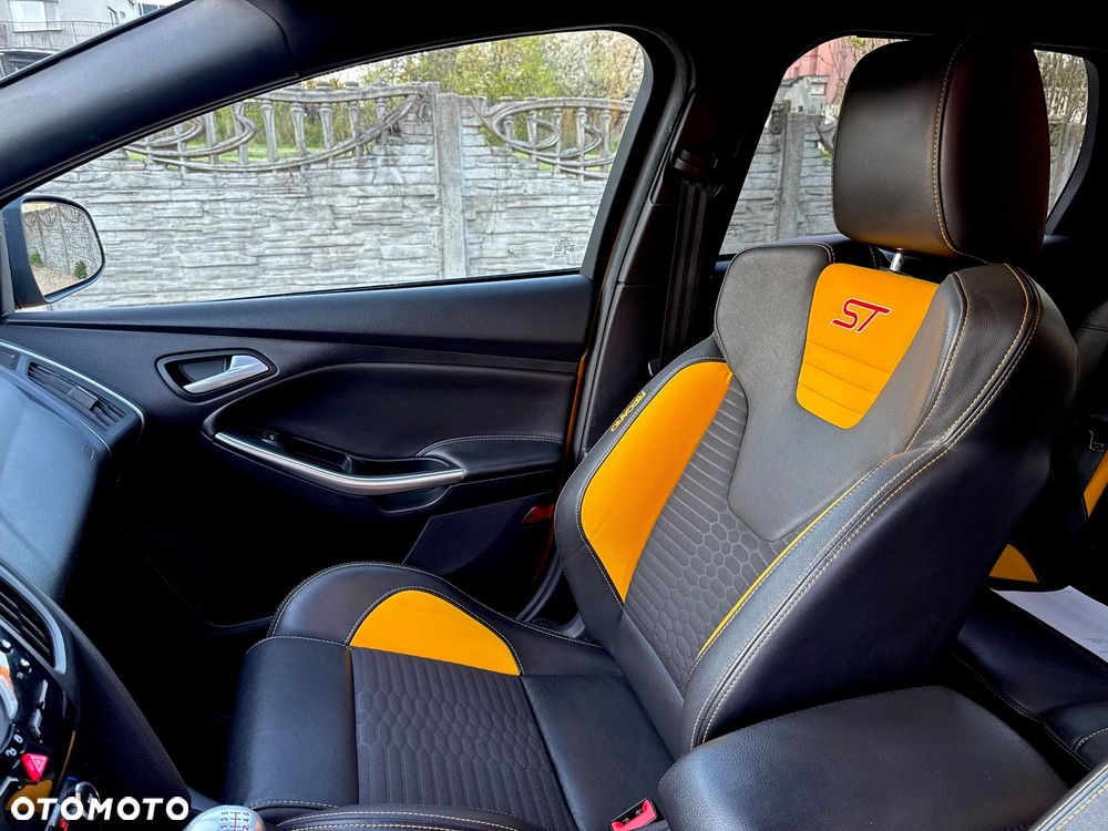 Ford Focus 2.0 EcoBoost ST mit Leder-Sport-Paket - 24