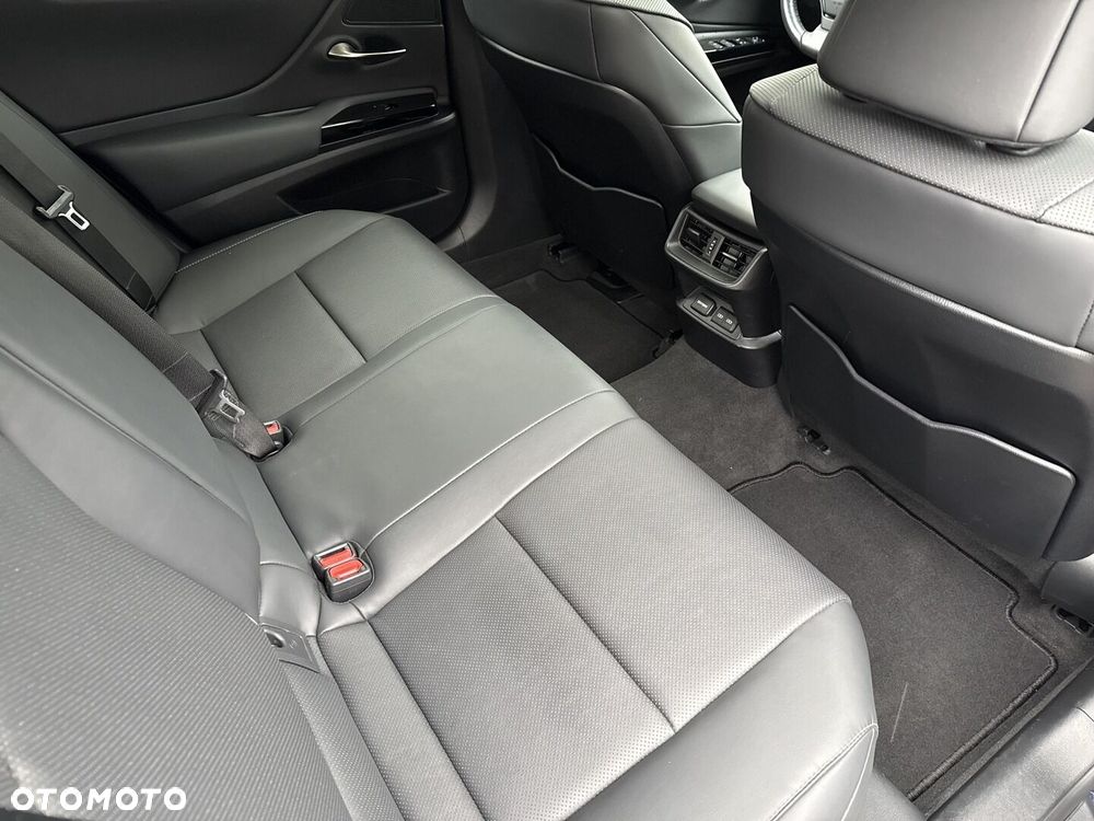 Lexus ES 300h Business Edition - 11