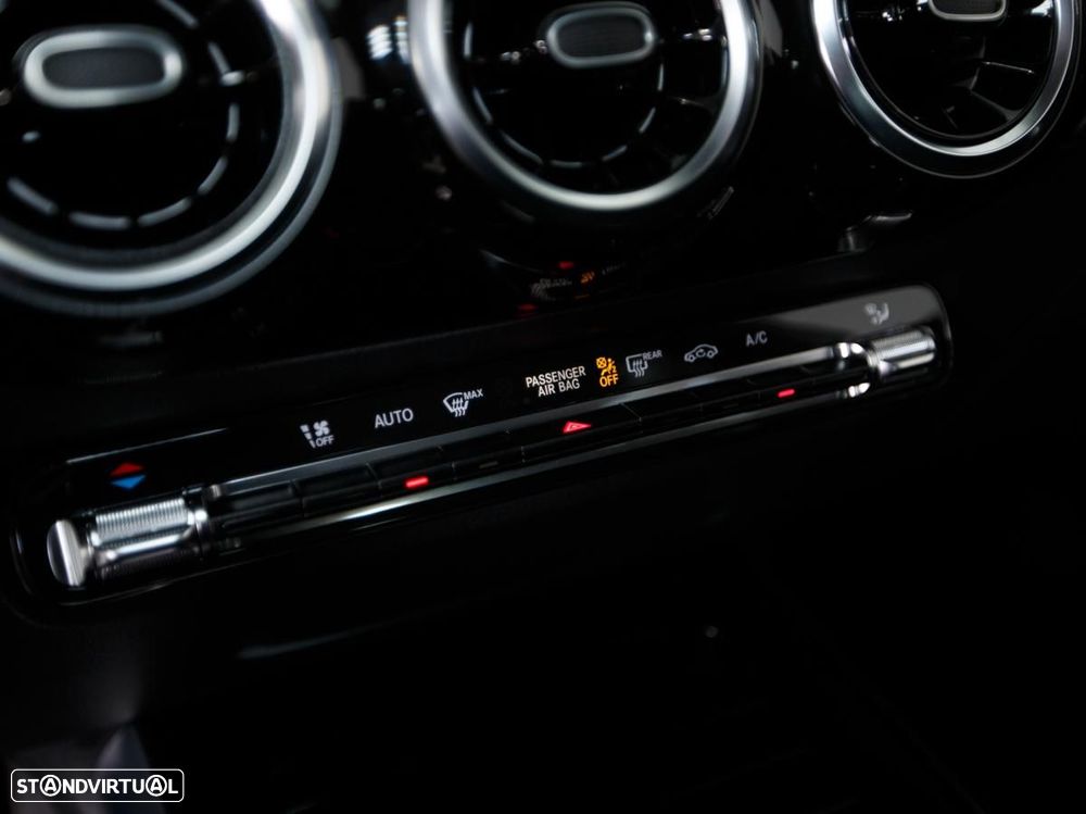 Mercedes-Benz GLA 180 7G-DCT Progressive - 33