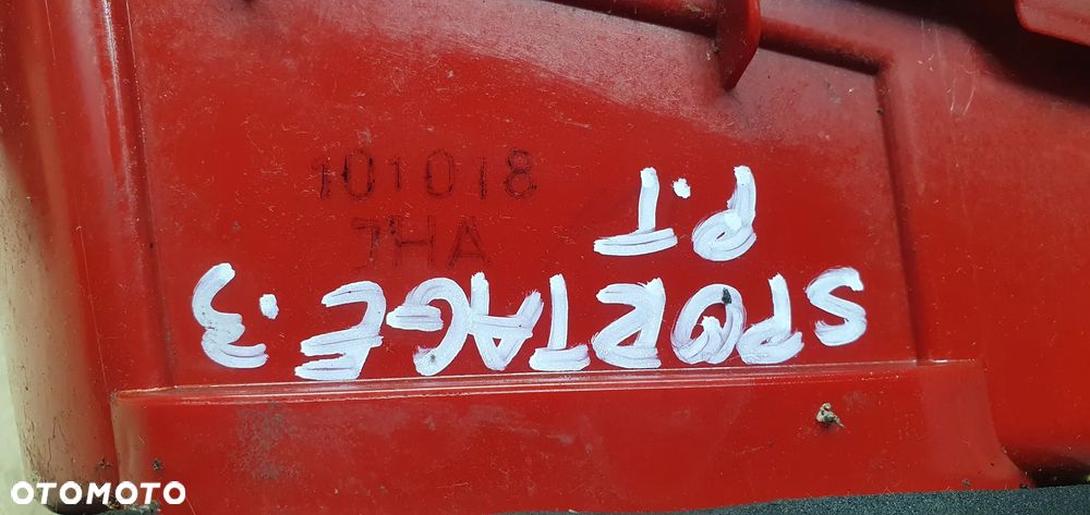 Lampa prawy tył tylna prawa w klapę Kia Sportage III 3 - 8