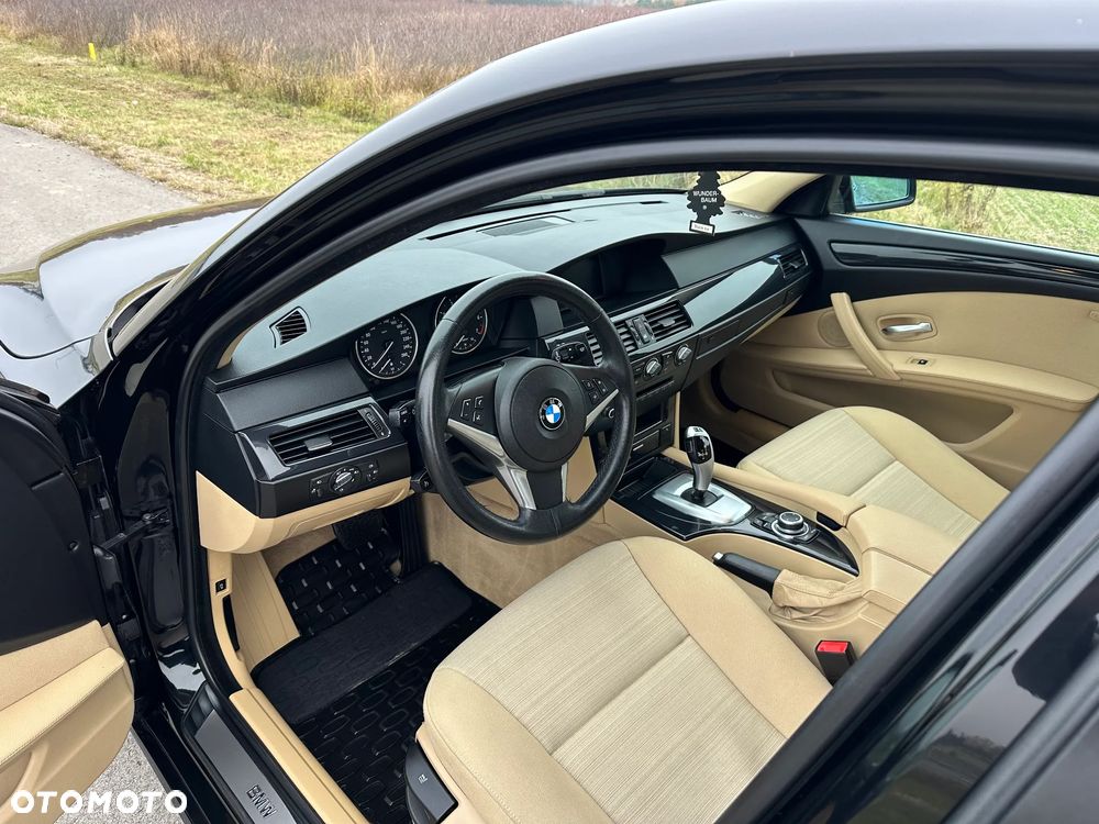 BMW Seria 5 523i Touring - 10