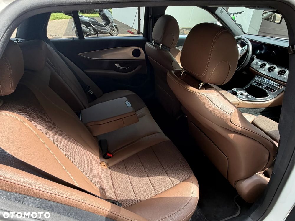 Mercedes-Benz Klasa E 220 d 4-Matic - 23