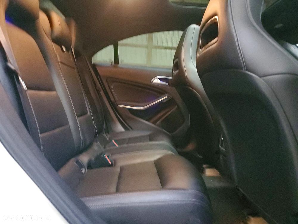Mercedes-Benz CLA 250 4-Matic AMG Line - 10