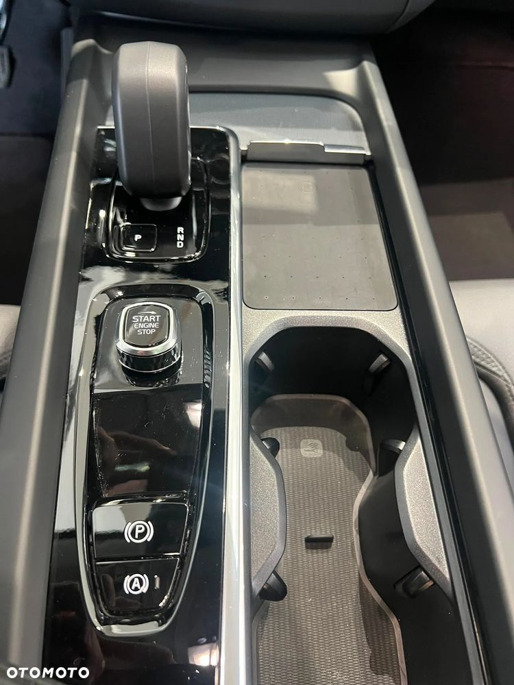 Volvo XC 60 B5 B AWD Ultimate Dark - 24