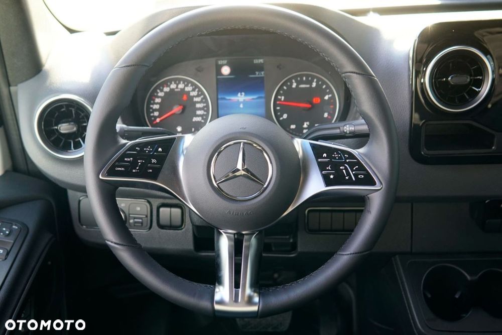 Mercedes-Benz Sprinter - 13
