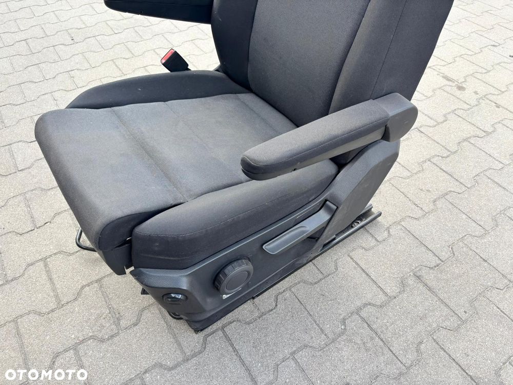 VOLKSWAGEN CRAFTER II 2017- FOTEL PNEUMATYCZNY KIEROWCY PRZÓD EUROPA - 2
