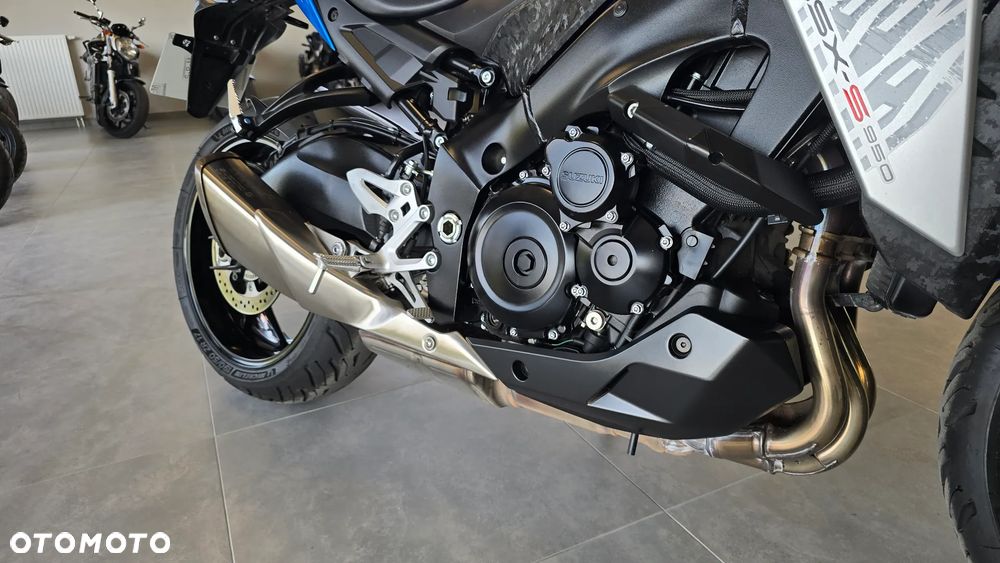Suzuki GSX - 26