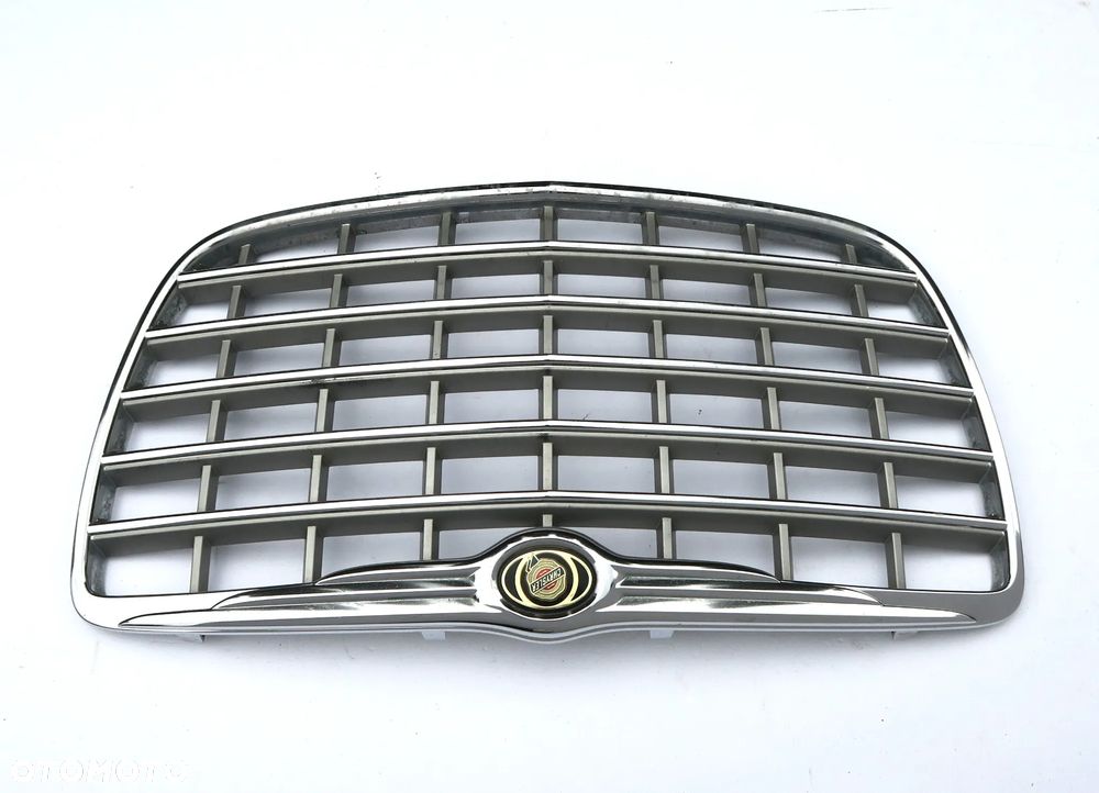 CHRYSLER 300C 2004 - 2010 atrapa GRILL CHROM LOGO 300 C ORYGINAŁ OE - 11