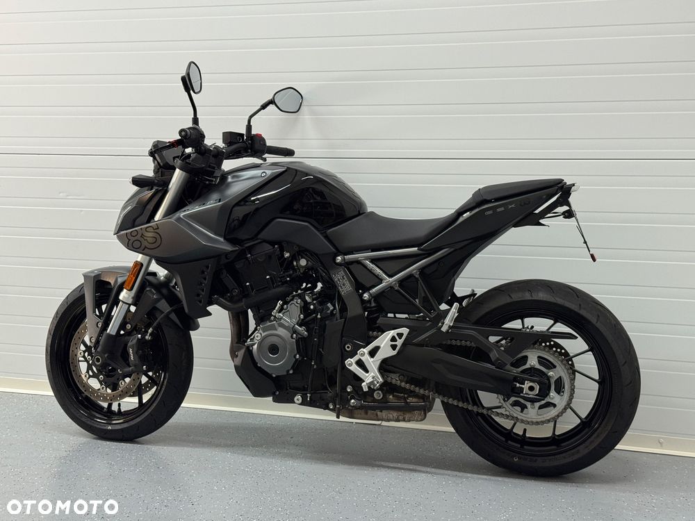 Suzuki GSX - 16