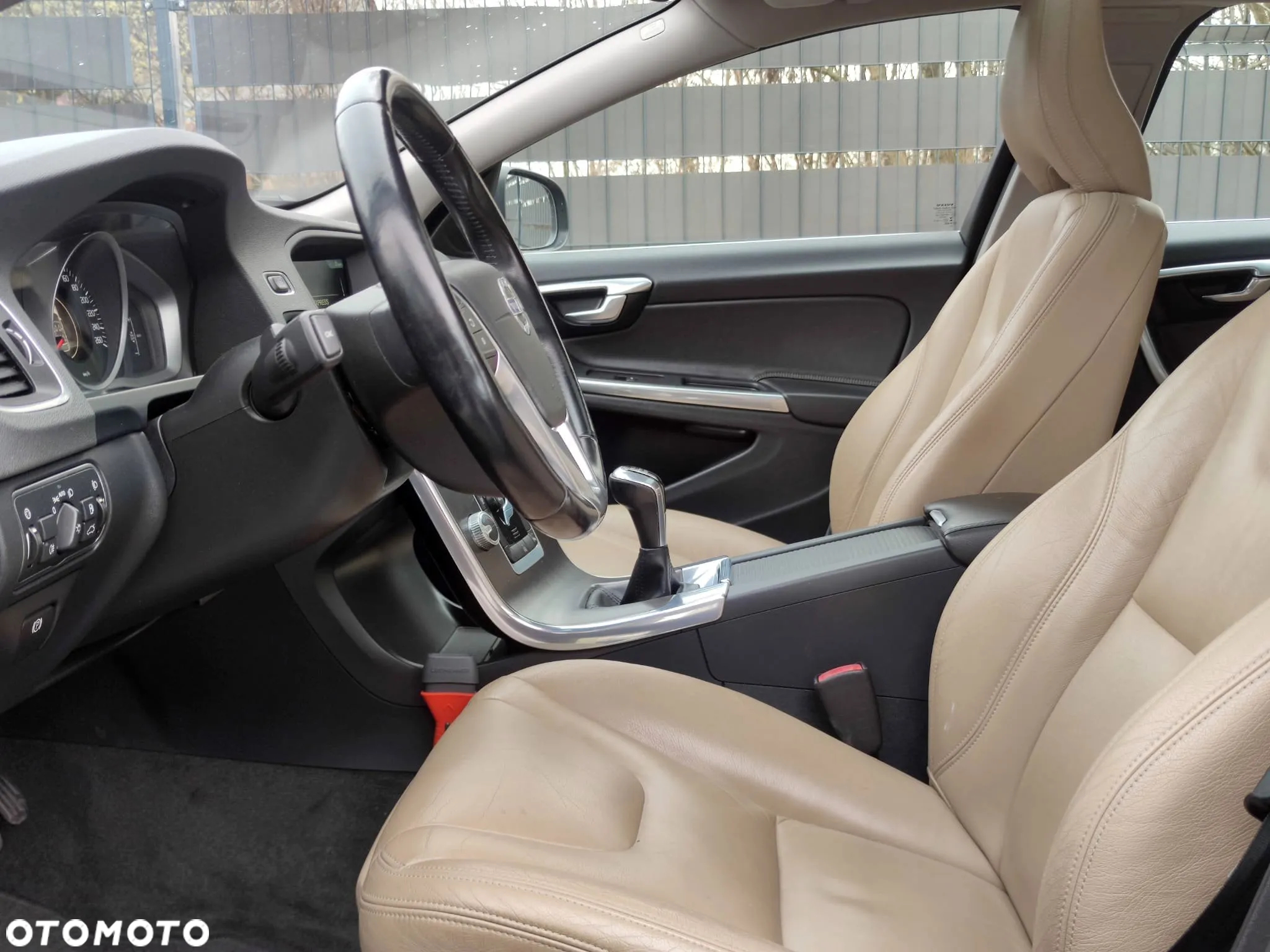Volvo V60 D4 Momentum - 16