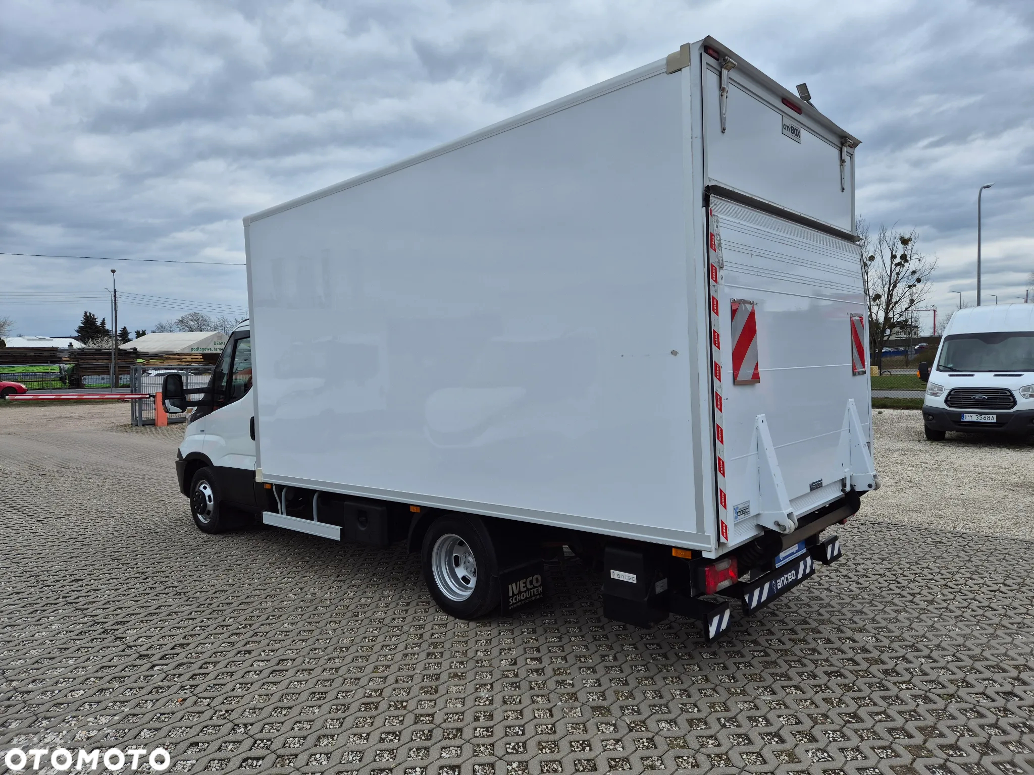Iveco Daily 35C14, kontener, winda 750KG, bliźniaki - 9