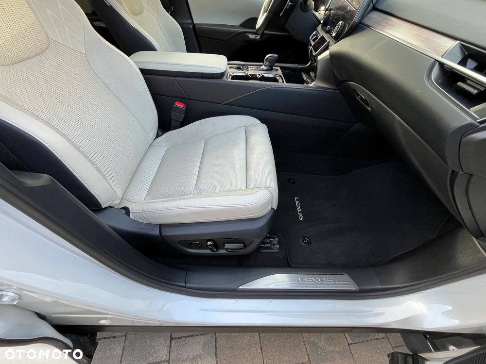 Lexus RX 450h+ Omotenashi - 19