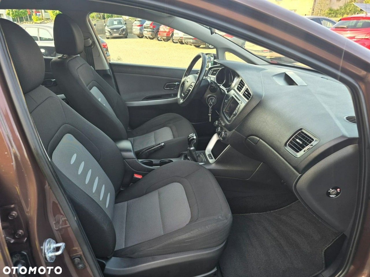 Kia Ceed - 11