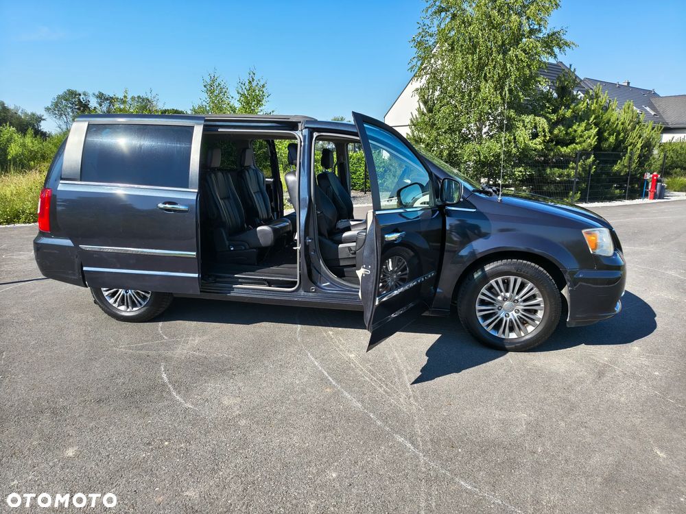 Chrysler Town & Country 3.6 Limited - 8