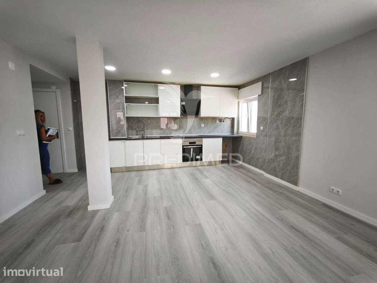 Apartamento T2 Totalmente Remodelado com Arrecadação - Grande imagem: 2/17