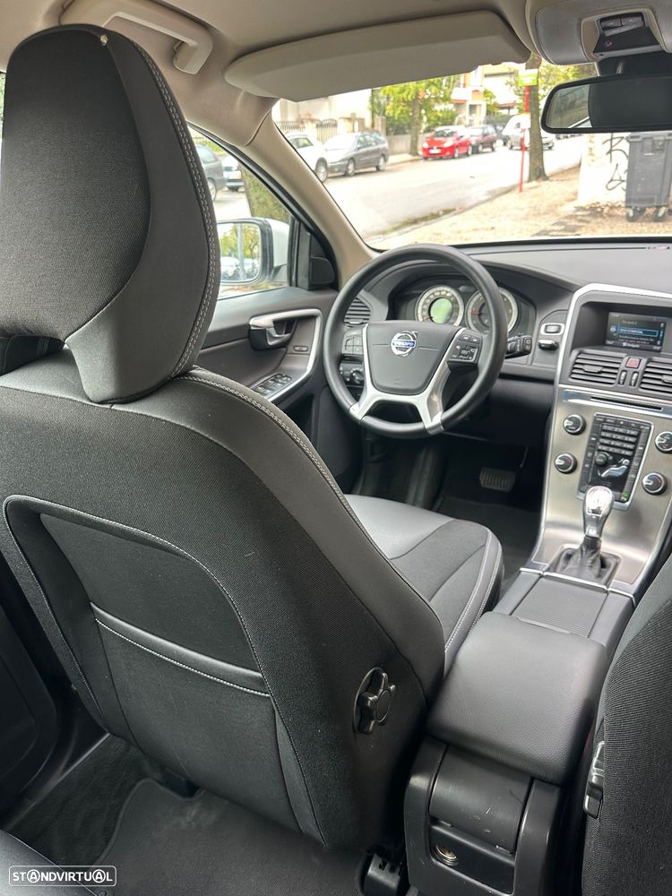 Volvo XC 60 2.0 D4 Momentum Geartronic - 11