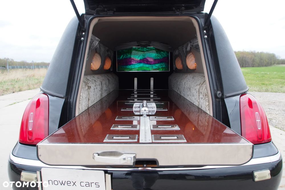 Lincoln Town Car - 25