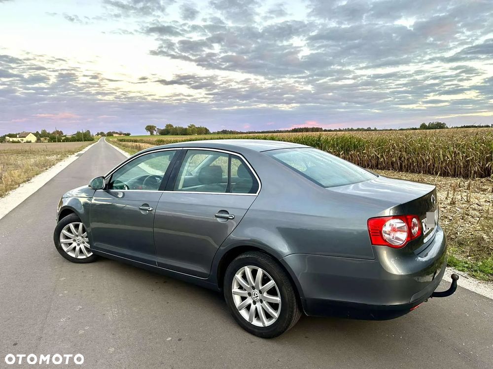 Volkswagen Jetta - 4