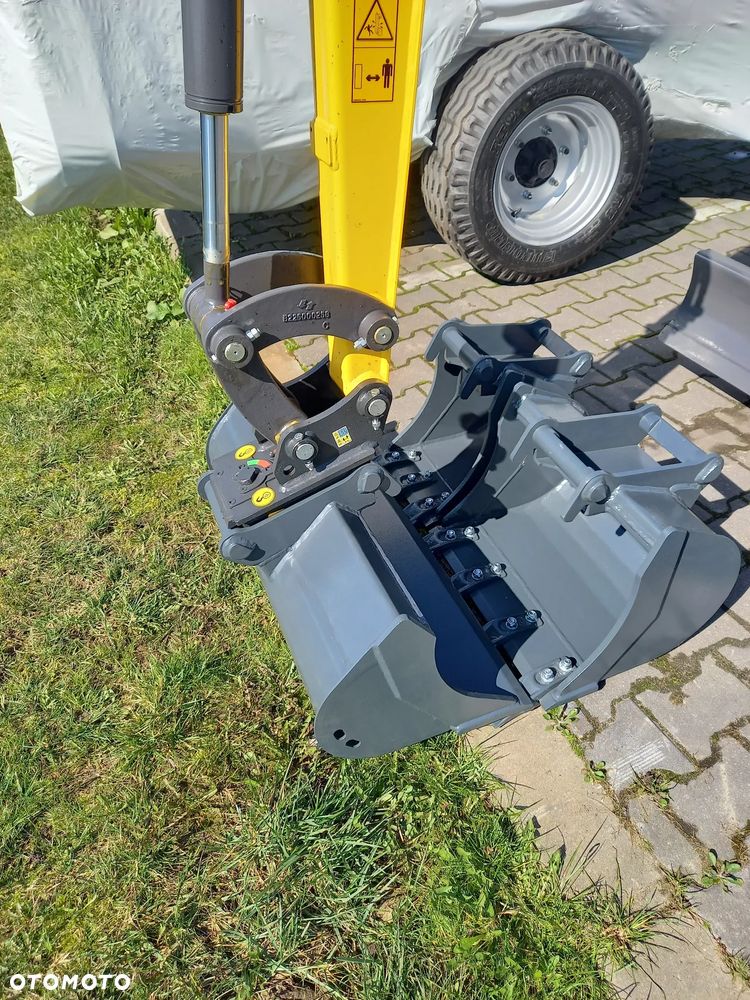 New Holland E 18 D - 2