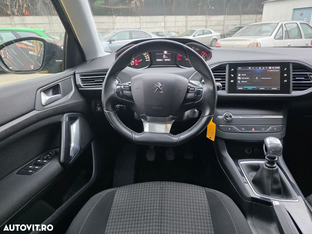 Peugeot 308 1.2 L PureTech Turbo S&S Allure - 15