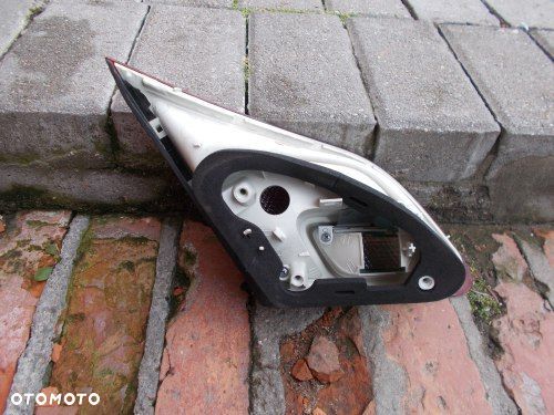 OPEL ASTRA J IV HB PRAWA TYLNA LAMPA W KLAPE - 2