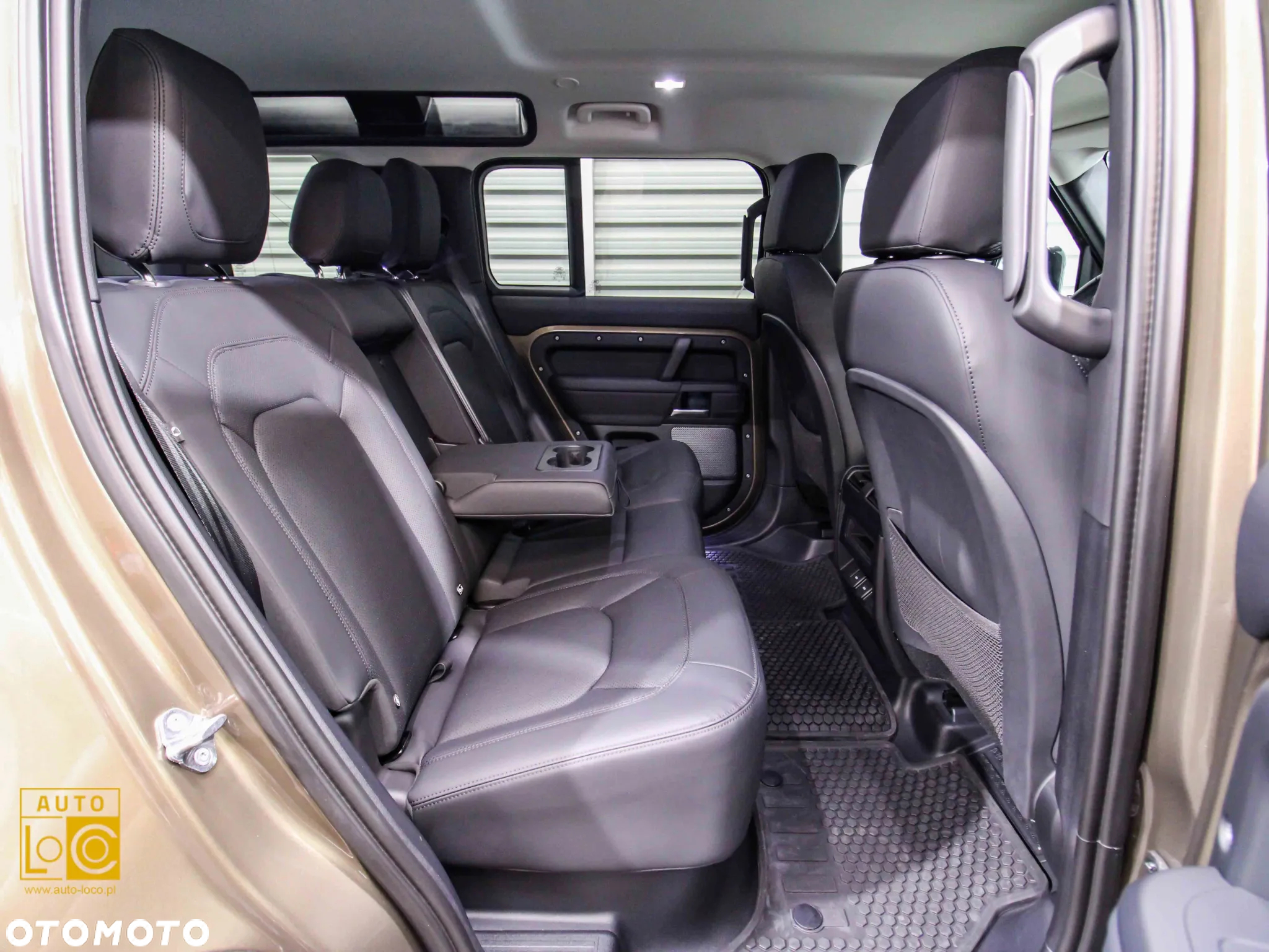 Land Rover Defender 110 2.0 P300 X-Dynamic HSE - 11