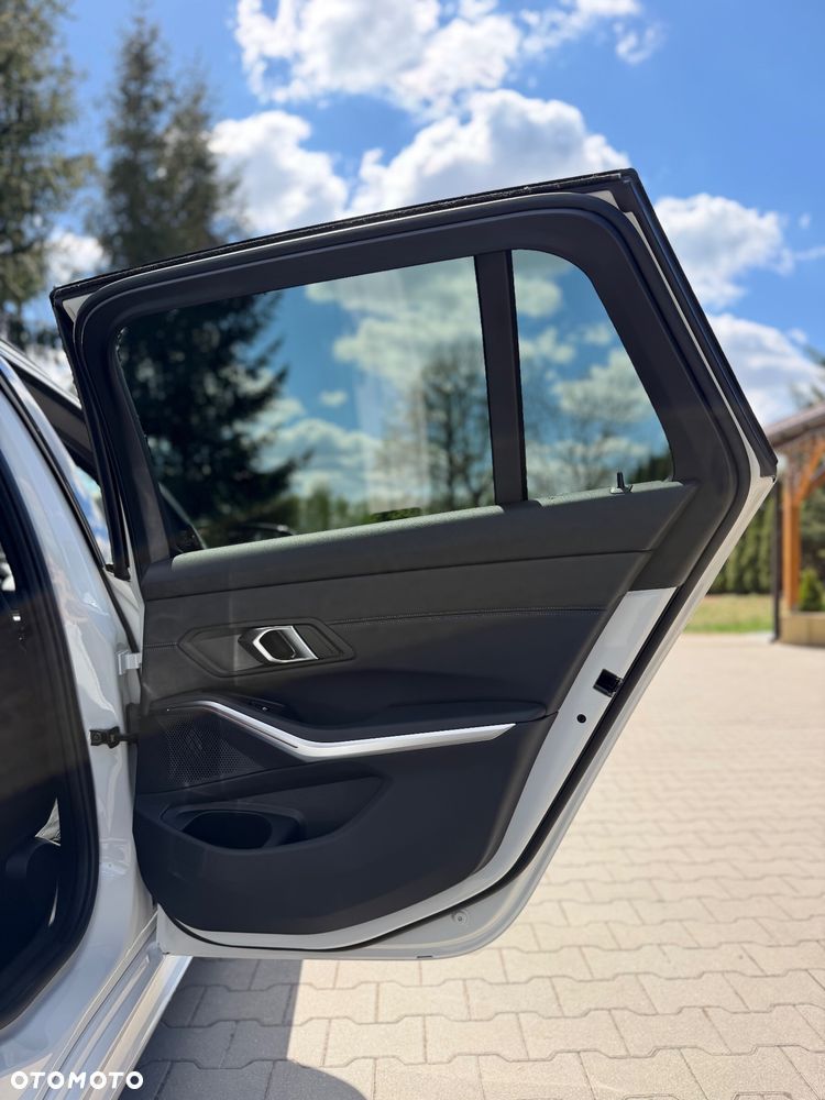 BMW Seria 3 320i M Sport - 22