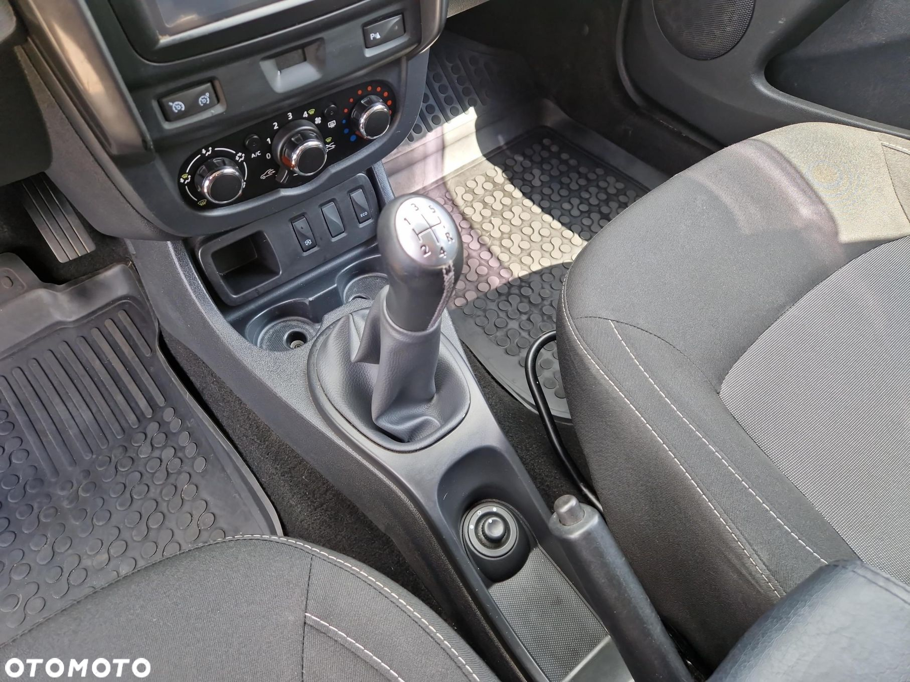 Dacia Duster 1.6 SCe Laureate S&S - 15