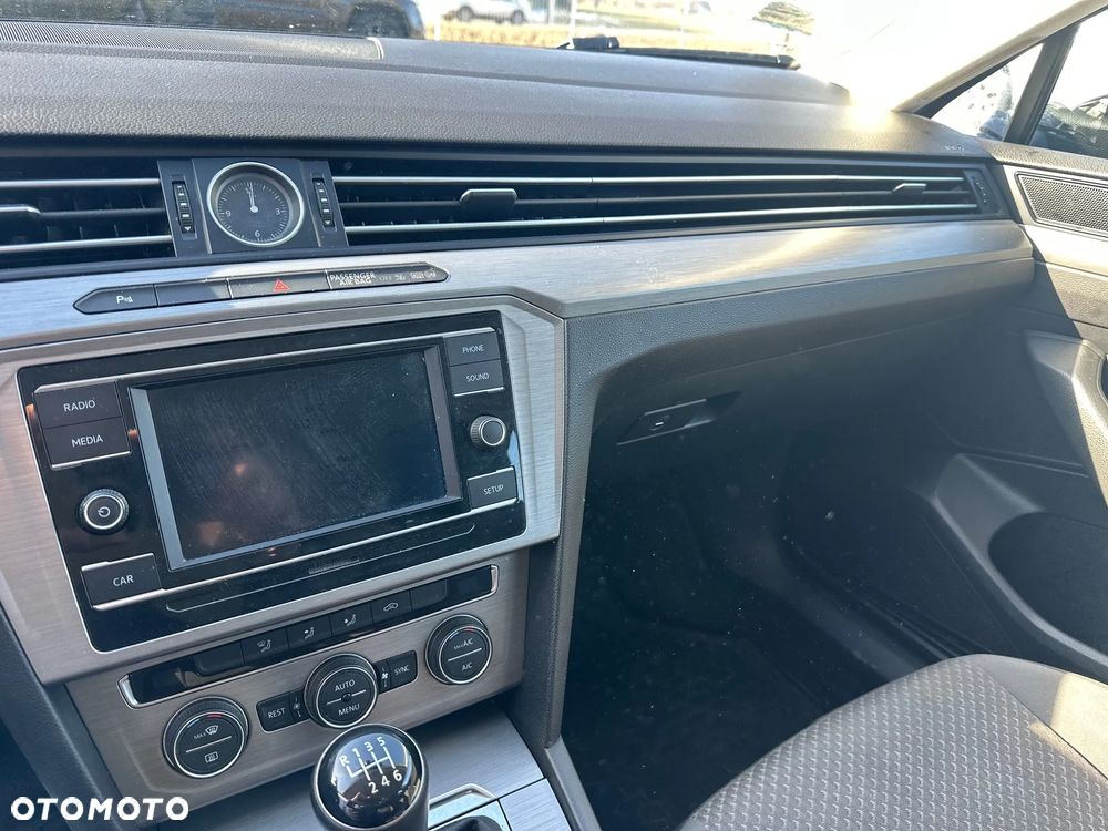 Volkswagen Passat - 11