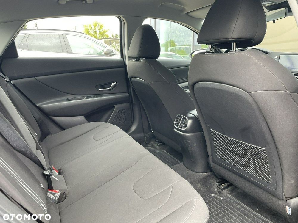 Hyundai Elantra - 12