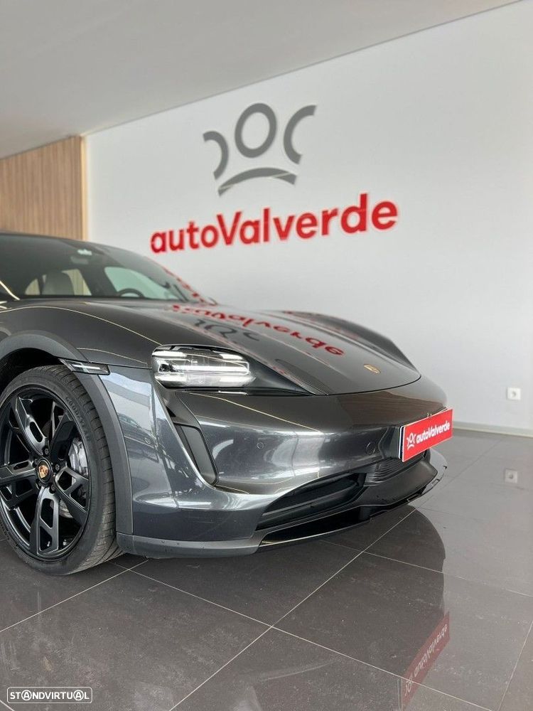 Porsche Taycan Cross Turismo 4 - 7
