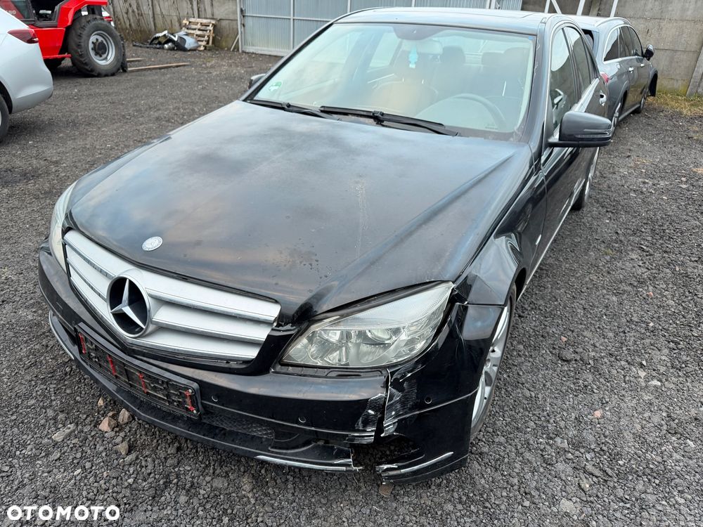 Mercedes-Benz Klasa C 180 CGI BlueEFFICIENCY Avantgarde - 12