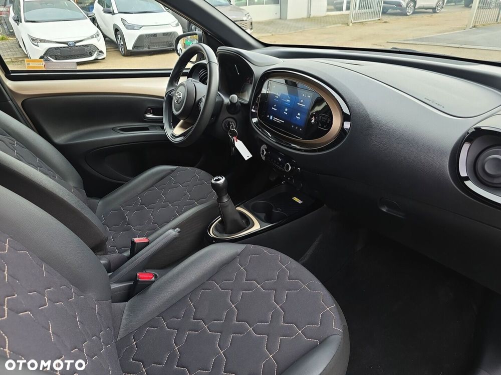 Toyota Aygo X 1.0 VVT-i Executive - 16