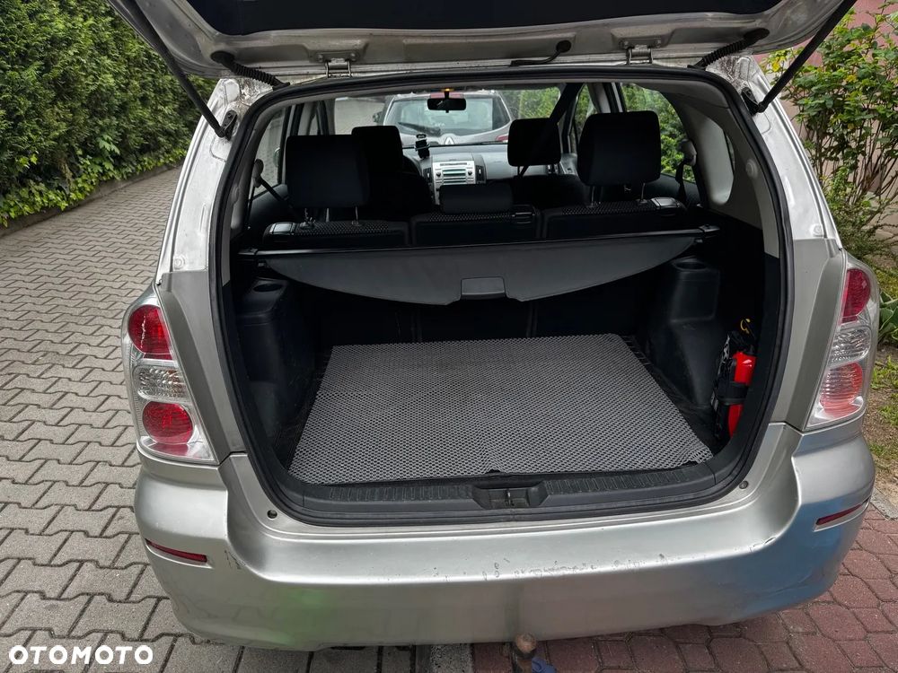 Toyota Corolla Verso 2.2 D-4D Premium - 4