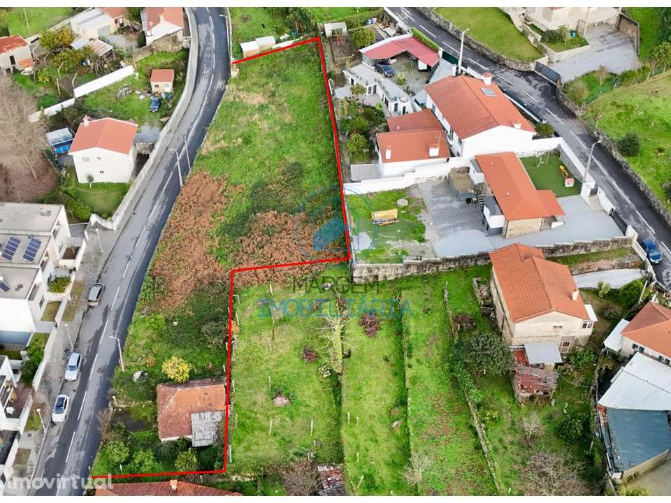 Casa em pedra p/restauro e terreno urbano – 87m de frente - Grande imagem: 2/20