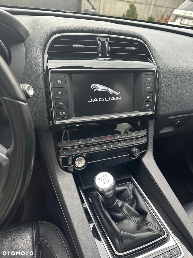 Jaguar F-Pace - 11