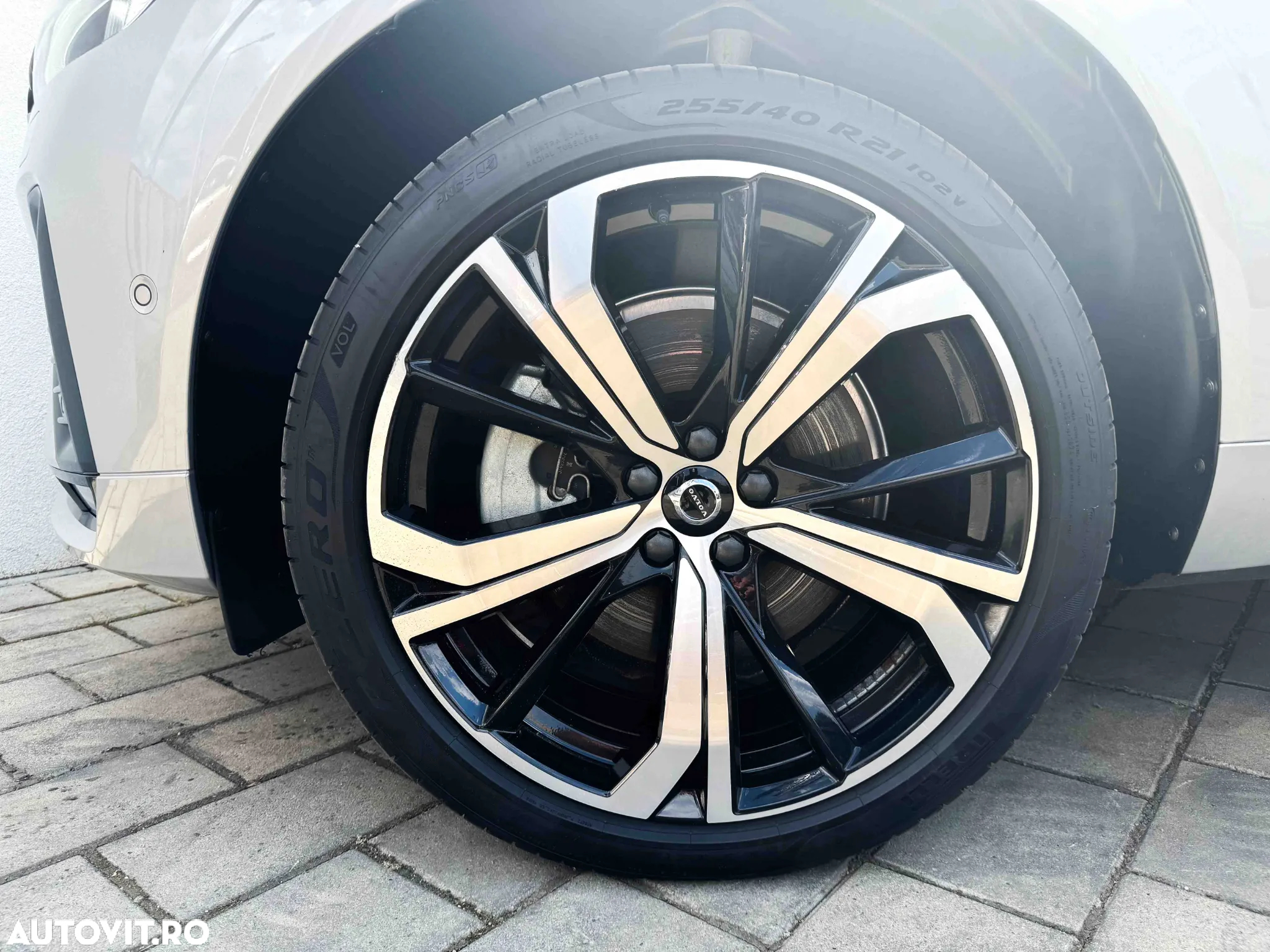 Volvo XC 60 B4 MHEV AT AWD Plus Dark - 35