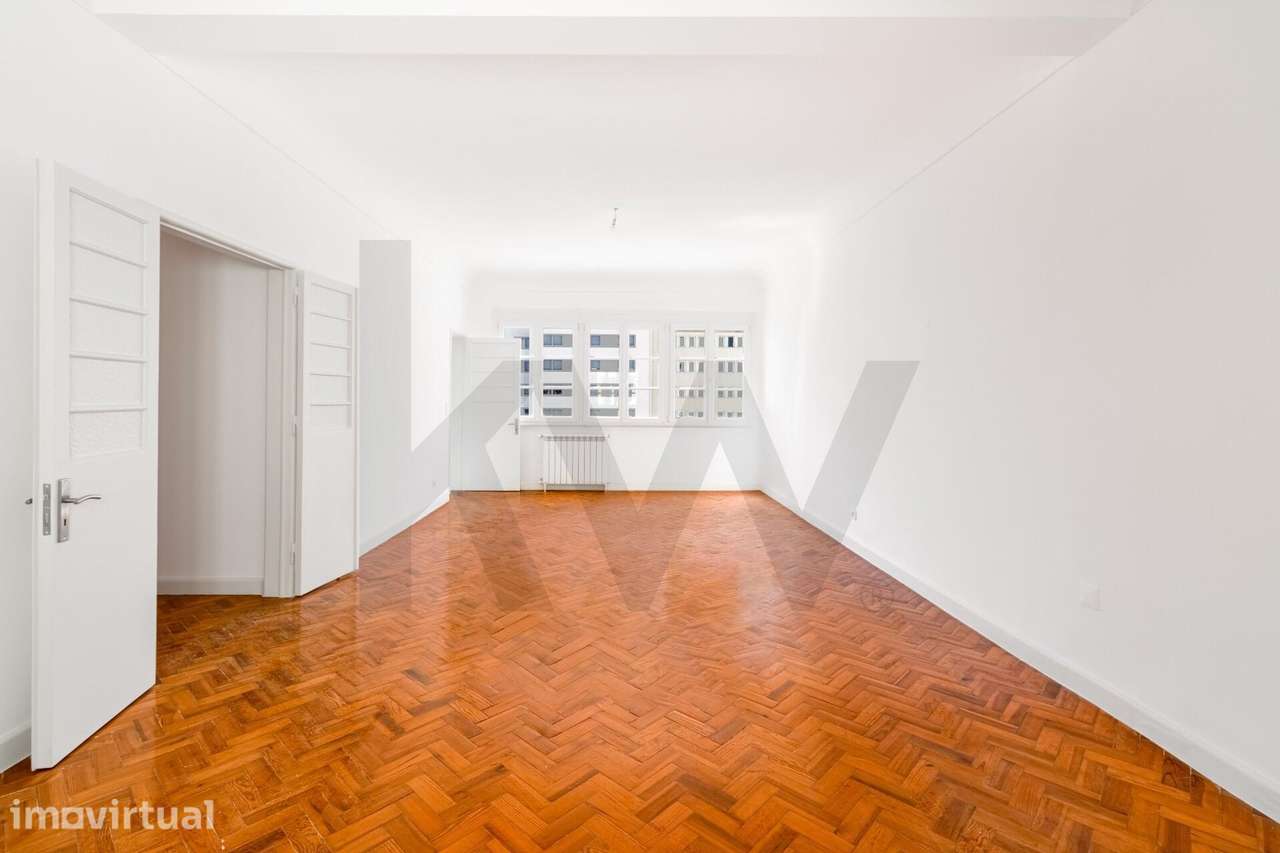 Apartamento T4 com Garagem na Avenida Defensores de Chaves - Grande imagem: 3/21