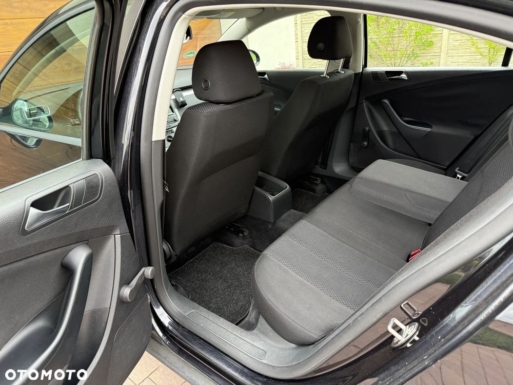 Volkswagen Passat - 13