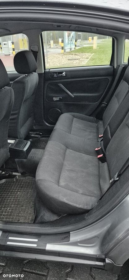 Volkswagen Passat 1.9 TDI Family - 11