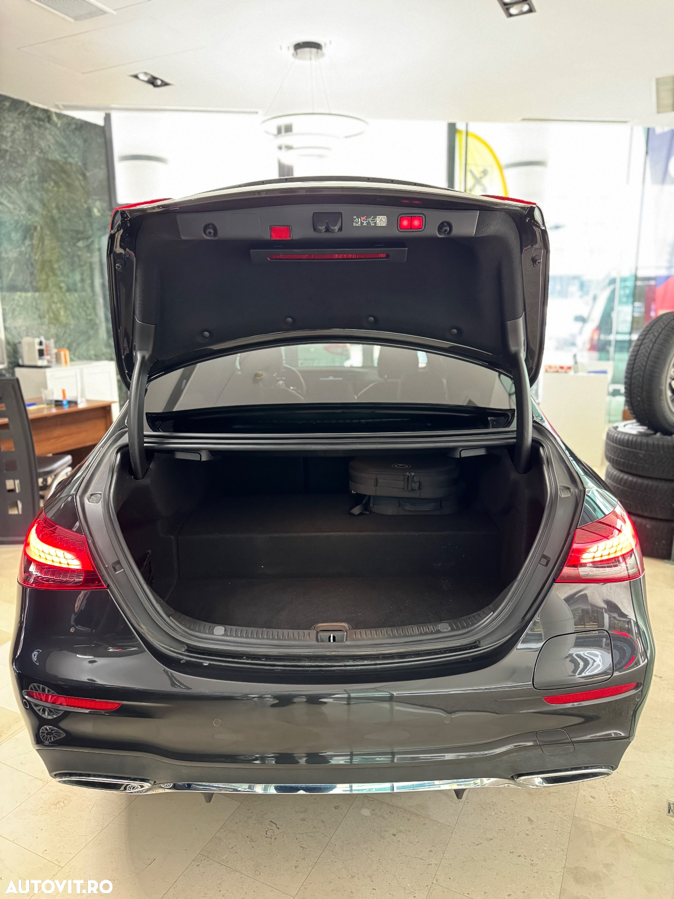 Mercedes-Benz E 300 4Matic 9G-TRONIC AMG Line - 9