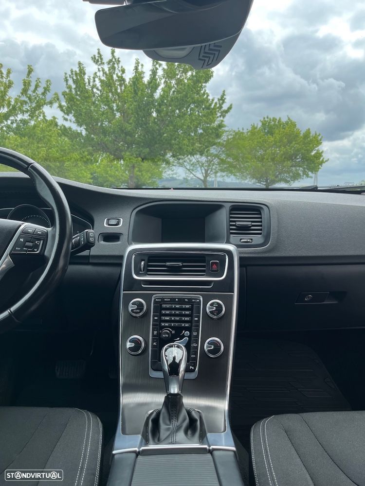 Volvo V60 2.0 D2 Momentum Geartronic - 9