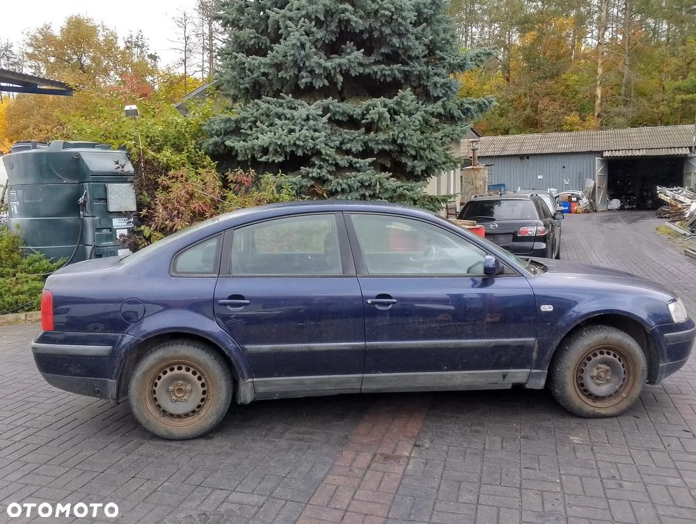 Volkswagen Passat B5 (97-00.) 1.6 B 100KM. Silnik AHL (ADP, ANA, ARM) Skrzynia DWG lakier LN5Y.Cały na części. GWARANCJA !!!  Przód Tył Zestaw Komplet Drzwi Klapa Zderzak Błotnik Maska Grill Atrapa Szyba Pas Lampa Lusterko Boczki Fotel Kanapa Kokpit Deska Rozdzielcza Przełącznik Włącznik Sterownik Przewody Wiązka Instalacja Moduł Komputer Czujnik Listwa Pompa Alternator Wtryski Głowica Rozrusznik Kompresor Sprzęgło Dwumas Silnik Skrzynia ABS Klimatyzacji Paliwa Wspomagania Kolektor Turbina Przepustnica Zawór Chłodnica Koło Hak Belka Sanki Zawieszenie Mcpherson Półoś Amortyzator Wydech Tłumik Zacisk Most - 7