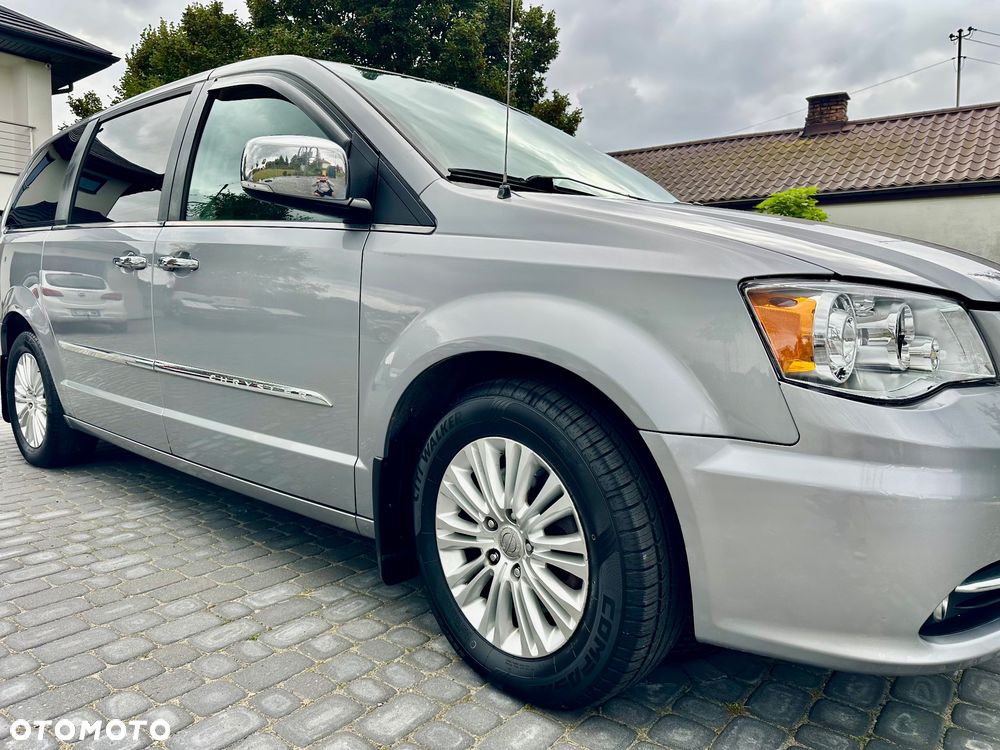 Chrysler Town & Country 3.6 Limited - 19