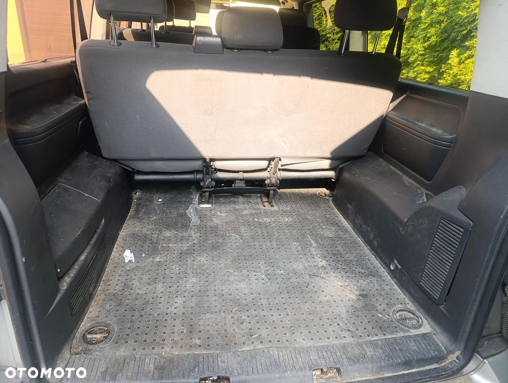 Volkswagen Caravelle - 8